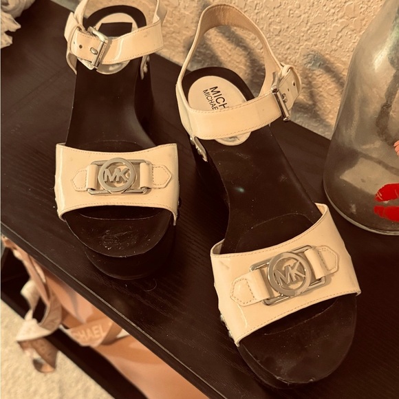 Authentic “ MICHAEL KORS “ Sandals size 7M - Picture 11 of 15